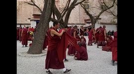 Tibet. Lhasa II. (5) Sera monastery. Monjes debatiendo. Monks Debating courtyard 2015