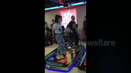 重庆：大爷和美女跳舞机上大PK