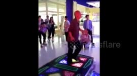 重庆   白发老爷爷玩转跳舞机 