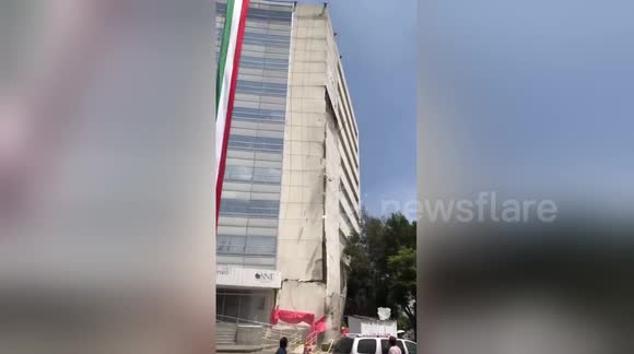 Government building partially collapses in Mexico quake