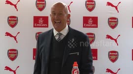 Pulis walks out of press conference in fits of laughter