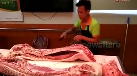 湖南长沙：古有庖丁解救 今有小贩解猪