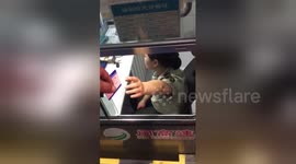 Newsflare Edit - 福建南平  司机高速收费员僵持1分钟谁也不伸手 官方回应