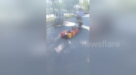 Newsflare Edit - 大妈骑车拖塑料瓶如贪吃蛇