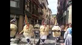 País Vasco. Basque country. Euskadi. Zarautz. Joaldunak. Cowbells dancing. Procesión de gente portando cencerros. 2015