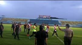 Chaos at soccer game League 2 Indonesia Special Play-off