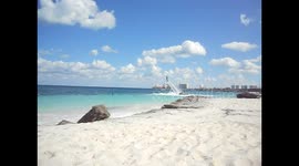 Mexico. Cancun. Flyboard. Tío volando con propulsores de agua. 2014