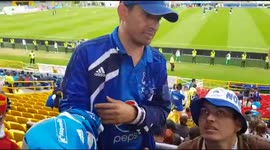 Entrega de Camisetas - Símbolo de Paz