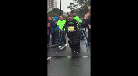 Paralysed fundraiser Claire Lomas completes Great South Run