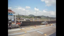 Panamá. Canal. Esclusas de Miraflores. Boat in the first lock. Barco avanzando en la pimera esclusa. 2014 (2)