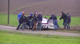 Rally spectators push Porsche out of ditch