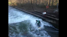 Germany. Munchen. Artificial wave. Alemania. Múnich. Englischer Park. Surf en canal (2)