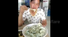 四川达州：男子吃水饺上演囫囵吞枣