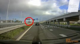 Dutch Dashcam| Truck with blow-out tire/Vrachtwagen met klapband A15 - BotlekTunnel!