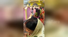 Newsflare Edit - Innocent Indian women accidentally worship dustbin during major festival