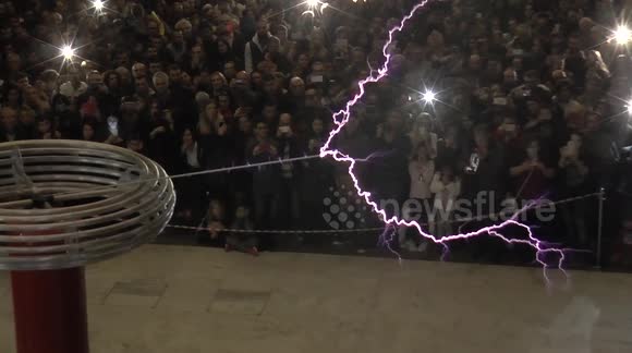 '2001: A Space Odyssey' theme played by Tesla coil
