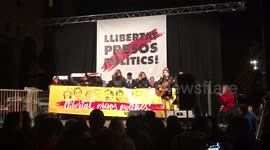 Thousands of Catalans claim freedom for prisoners with “L’Estaca”