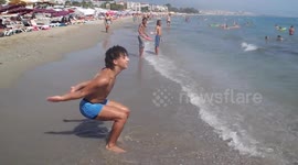 Man performs high-speed backflips on Turkish beach