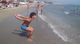 Man performs incredible number of backflips on Turkish beach