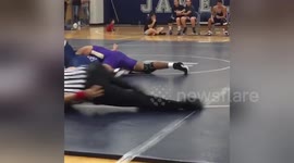 Wrestling referee performs insane manoeuvre to watch pin