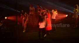 Танец с поклонниками на сцене.  Наталья Орейро