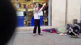 UK 'granny' dances to busker's 'Wonderwall'
