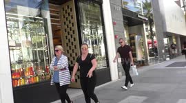 Kelly Clarkson is in a happy mood shopping with her sister on Rodeo Drive in Beverly Hills