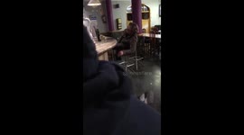 borracho se cae en un bar!