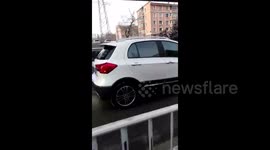 佳木斯：小车后轮不动路上狂奔