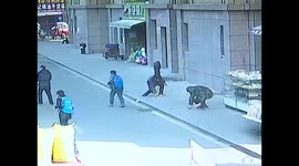 肥西街头下起“钞票雨”，百元大钞飘不停，一大波路人狂捡