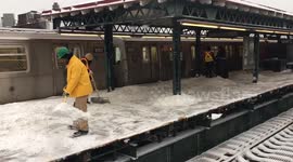 Heavy storm covers New York City with blanket of snow