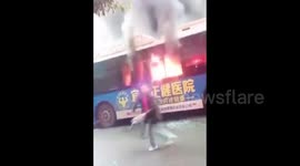 宜宾 公交车闹市起火，商贩纷纷端水灭火