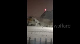 河南信阳 大雪压塌房屋瞬间