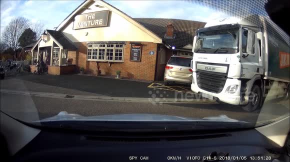 Helpful lorry driver helps older driver out of not-so-tight parking space
