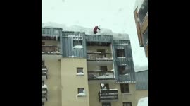 Clearing snow from the roof in #Tignes https://t.co/DIJq6rjOyv