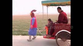 濮阳 有才农民发明机器人 拉车坐人很稳当