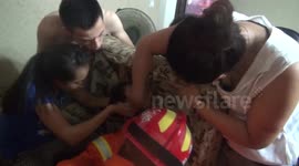 两岁女童头卡沙发孔