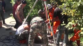 幼儿掉入深井 父亲救援双双被困