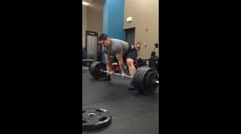 Guy throws up pizza on deadlifts at golds gym Clarksville Tennessee