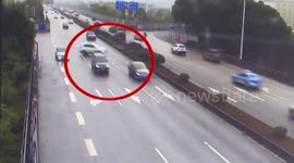 惊魂！长沙一司机为避让车辆，猛打方向后失控侧翻