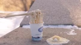 大兴安岭极寒天气 ：泡面变冰川 鸡蛋变冰蛋