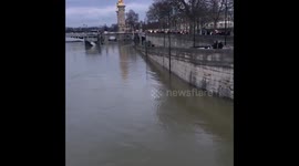 Impressive, the #ParisFlood - here, from Pont des Invalides. https://t.co/lqrqjYAUn9