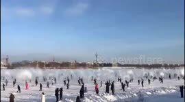 壮观！千人雪地泼水成冰，白烟升腾