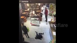 山西阳泉：男子碰到饭店花盆 下一步很意外