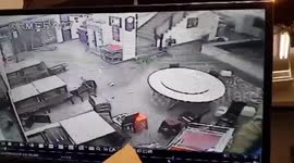 花莲余震 成人高巨浪冲倒餐厅座椅