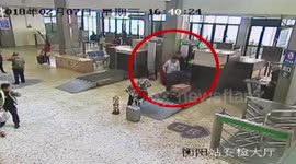 春运奇葩事！男子带活禽坐火车被拒 用剪刀杀鸡鸭才进站