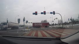 Snow from semitrailer attacks on the crossroad!