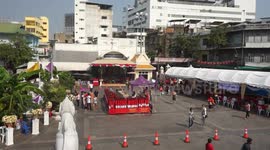 Devotees praying on Chinese New Year at Wat Traimit