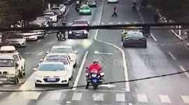 安徽淮北 流浪猫将电动三轮撞倒