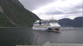 AIDAbella turning towards Eidfjord